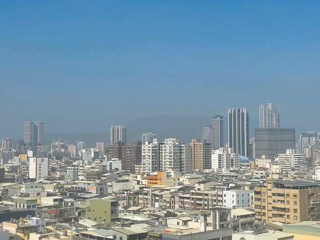 高雄空品測站29日上午9時全數亮橘燈，高市府環保局已提前啟動應變防制措施，避免空品惡化，午後汙染累積狀況逐漸緩解。（洪浩軒攝）