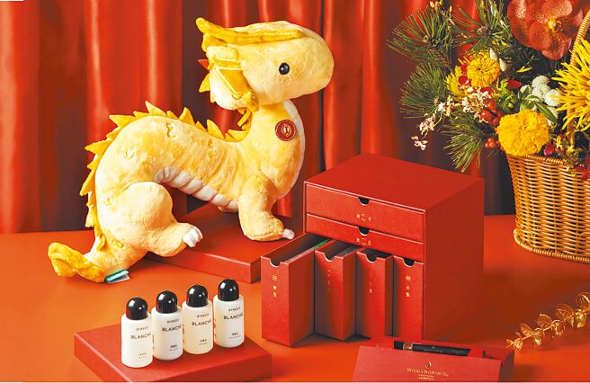 高雄洲際酒店送春節指定期間入住套房的賓客龍年限量款金龍玩偶及洲際慶豐年禮盒。（高雄洲際酒店提供）