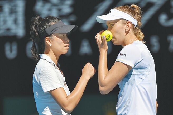 谢淑薇（左）跟梅腾丝的双打搭配默契十足。（美联社）