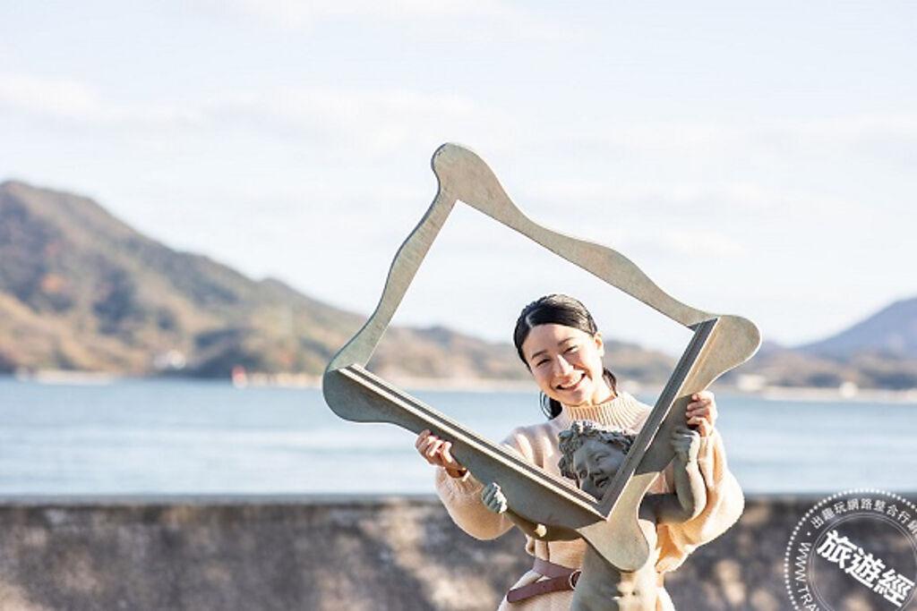 須波海濱公園裡的「OMOIDE像」，有趣的相框造型，吸引許多人爭相合影留念。