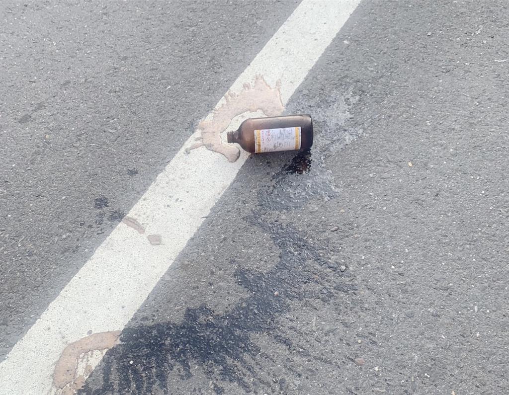 警方到場時，地上還留著一瓶濃潑硫酸。（讀者提供∕呂妍庭嘉義傳真）