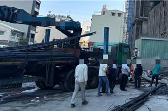 高雄工地吊鋼筋操作不慎 砸傷工人頭部送醫