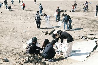 新竹家扶中心溪北区「新月沙湾净滩」 百位青年参与回馈大自然