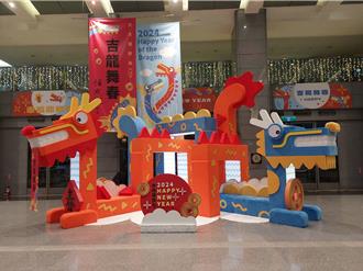 春節腳步近 新北市府大廳「雙龍」布置搶眼球