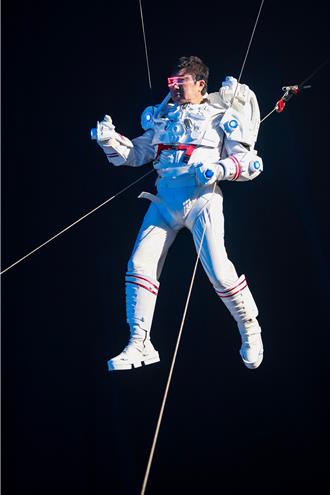 胡瓜、陳美鳳世紀「龍鳳合體」 吊鋼絲驚險畫面曝光