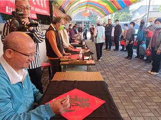 張清照親手寫「龍」 期許台中經濟龍騰虎躍