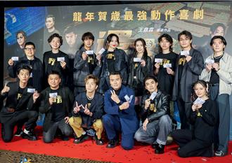 《還錢》破億集體穿高衩連身女裝謝票 蔡凡熙笑喊：會像穿成人尿布