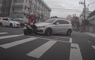 又是「待撞區」？阿姨等紅燈遭BMW撞倒 駕駛下車第一動作網全罵翻