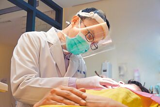 重度牙周病、廣泛缺牙 恐致失智