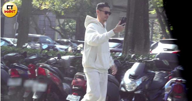 游完泳，丁春誠到捷運站借了廁所，之後到小吃店覓食，路上還一直看手機。（圖／本刊攝影組）