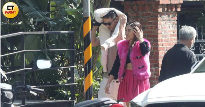 小倆口到餐廳用餐，女方在寒流天穿著露肚裝，愛美不怕流鼻水。（圖／本刊攝影組）