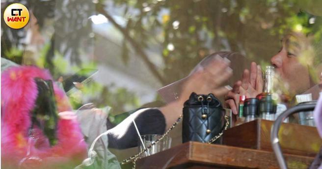 聊得很起勁，丁春誠把Julia逗得樂不可支，出手愛的連環拍拍。（圖／本刊攝影組）