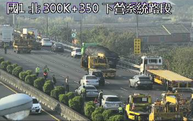 上班族快改道！国1南向下营路段「5车追撞」，全线封闭塞爆。(翻摄国道高速公路局影像)
