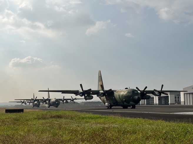 空軍C-130運輸機將性能提升，昨日特別操演多項戰術動作。 (國防部提供)