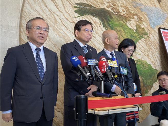 被問到M503航路議題，交通部長王國材（左2）表示，對大陸片面決定感到遺憾。（陳祐誠攝）