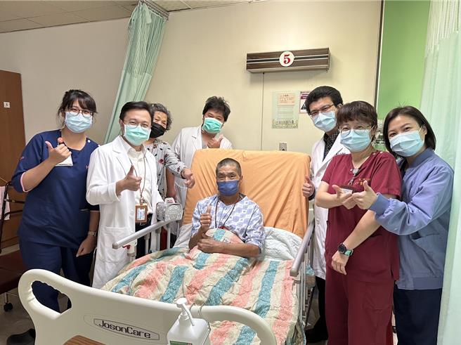 51歲男患心肌炎心臟衰竭，小港醫院醫師使用葉克膜即刻救援順利康復。（翻攝照片／洪靖宜高雄傳真）