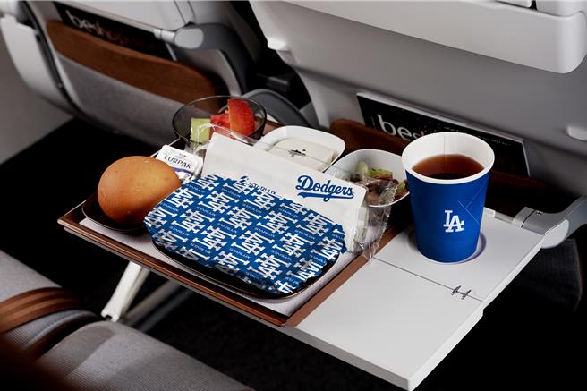 洛杉磯出發航班提供道奇隊聯名備品，讓旅客在返台途中回味球賽的精彩。（星宇提供）