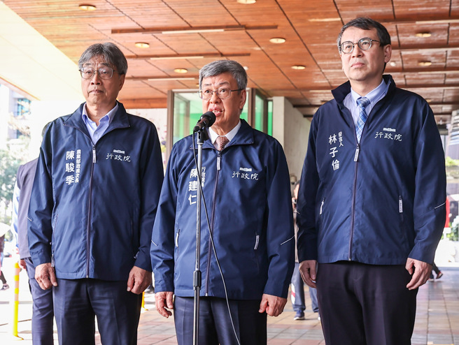 行政院長陳建仁（中）31日由農業部代理部長陳駿季（左）、行政院發言人林子倫（右）陪同前往台北花市視察春節花卉供應情形，受訪時針對大陸民航局宣布2/1起取消「M503航線自北向南飛行偏置」話題表示譴責，批評對岸政府破壞雙方自2015年來的協商結論，破壞台灣海峽及區域和平現況，應盡快停止不適當作為。（羅永銘攝）