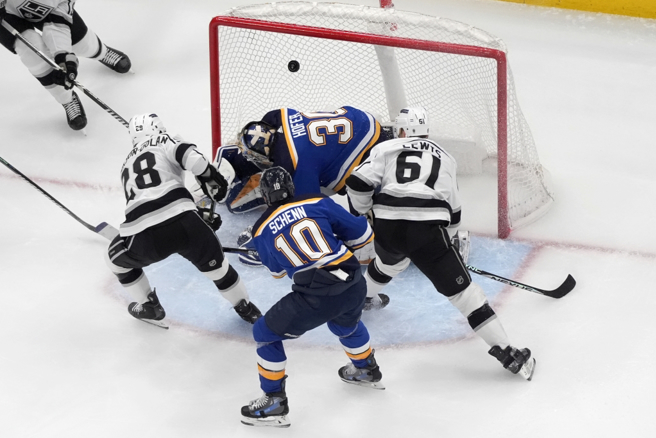 国王队球员在门前混战。（美联社资料照）