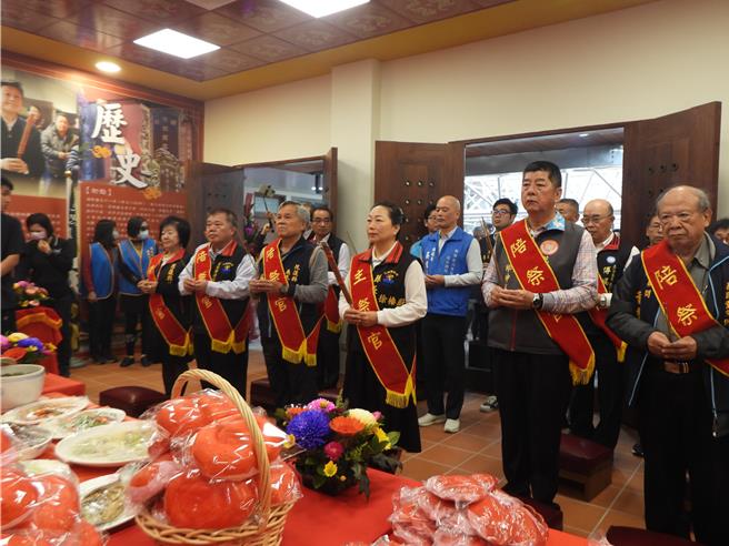 花莲义民堂今天办理「登龛安座法会」，遵循古礼恭请义民爷神尊安座3楼，并由县长徐榛蔚（前右三）担任主祭官，期望义民爷未来持续庇佑花莲。（罗亦晽摄）
