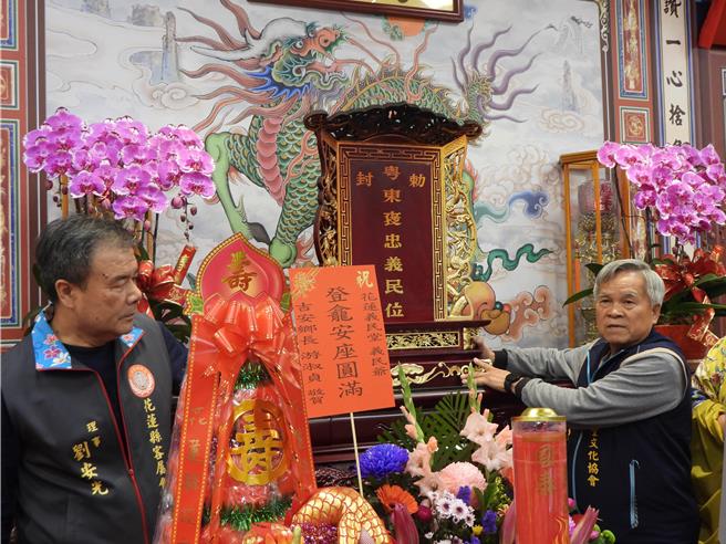 花莲义民堂今天办理「登龛安座法会」，遵循古礼恭请义民爷神尊从1楼安座至3楼。（罗亦晽摄）