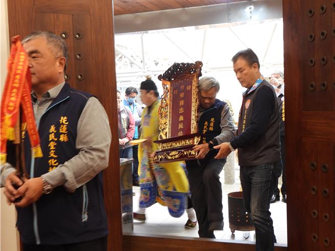 花莲义民堂今天办理「登龛安座法会」，遵循古礼恭请义民爷神尊从1楼安座至3楼。（罗亦晽摄）