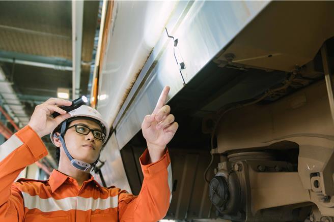 高铁维修人员检查700T列车车底。（高铁公司提供／蔡亚桦台北传真）