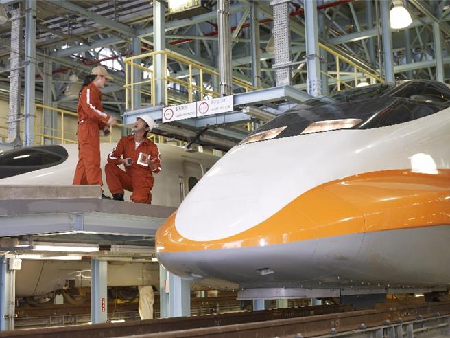 台湾高铁维修人员。（高铁公司提供／蔡亚桦台北传真）