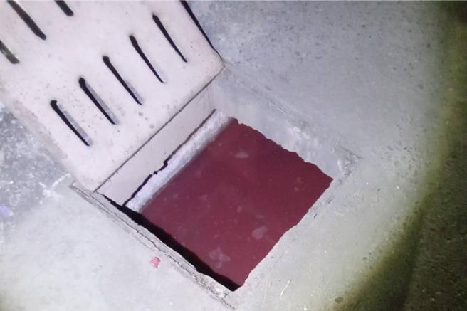 高雄大寮區大寮里的水溝30日晚間遭居民發現留著鮮紅色水源，里長立即通報環保局協助處置，稽查人員循水路追查，查獲一間油漆家庭工廠，將清洗水性紅色漆料廢水排入水溝。（高市府環保局提供／洪浩軒高雄傳真）