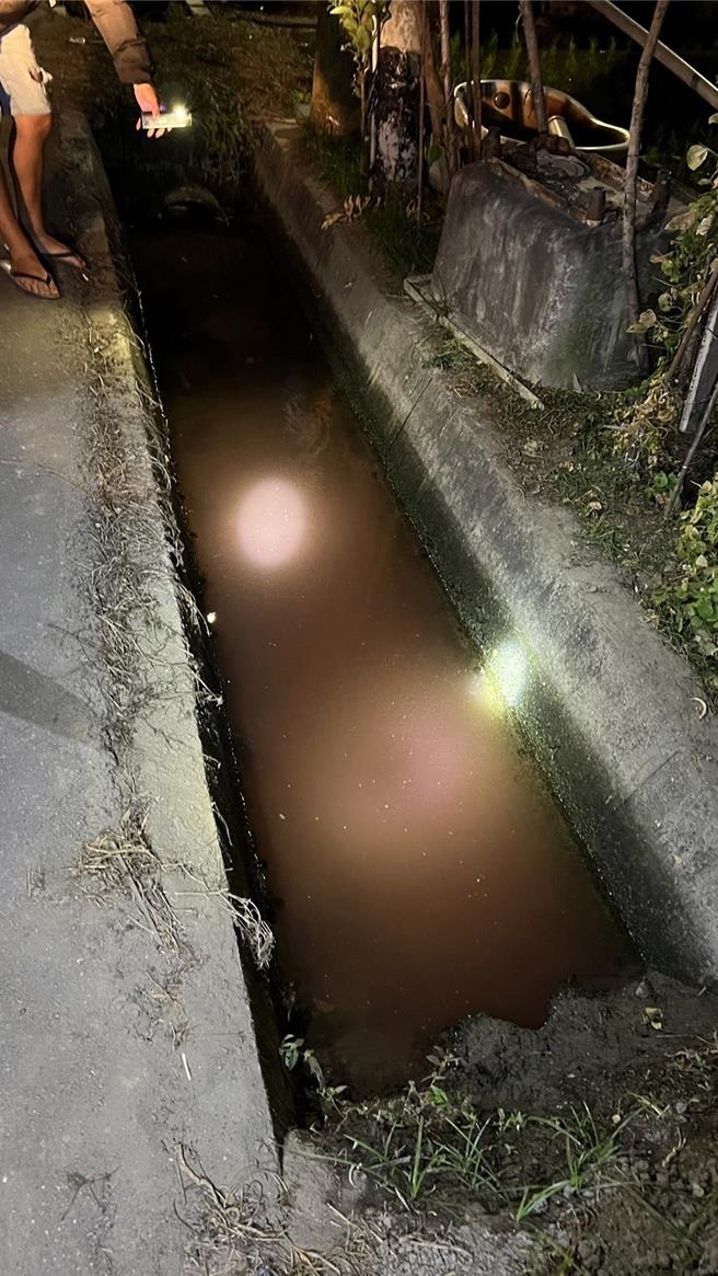 高雄大寮區大寮里的水溝30日晚間遭居民發現留著鮮紅色水源，里長立即通報環保局協助處置，稽查人員循水路追查，查獲一間油漆家庭工廠，將清洗水性紅色漆料廢水排入水溝。（高市府環保局提供／洪浩軒高雄傳真）