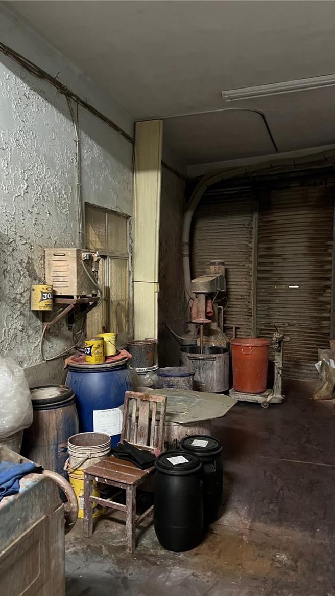 高雄大寮區大寮里的水溝30日晚間遭居民發現留著鮮紅色水源，里長立即通報環保局協助處置，稽查人員循水路追查，查獲一間油漆家庭工廠，將清洗水性紅色漆料廢水排入水溝。（高市府環保局提供／洪浩軒高雄傳真）