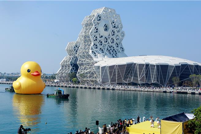 黃色小鴨重返高雄，累計破百萬人朝聖。（柯宗緯翻攝）