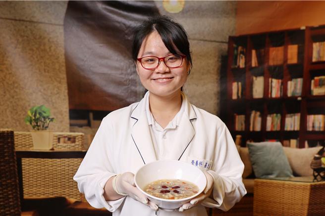 花蓮慈濟醫院營養師歐陽雯亭提醒民眾，如購買的年菜是冷藏或即食食品，應儘早食用，以免保存不當、滋生細菌。（花蓮慈濟醫院提供／羅亦晽花蓮傳真）