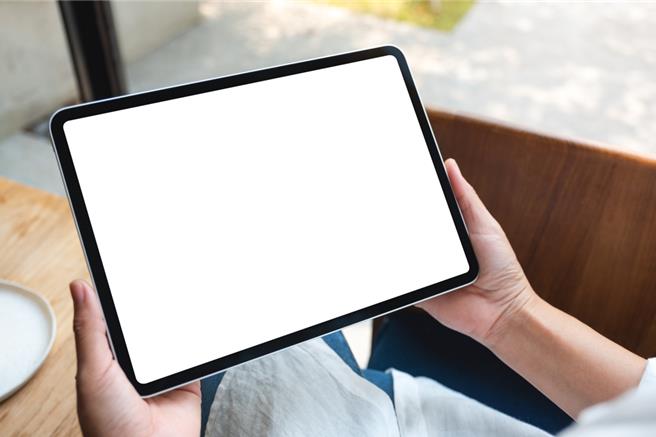 女儿在平板中意外发现父亲与其他女子的亲密照。（示意图／Shutterstock）