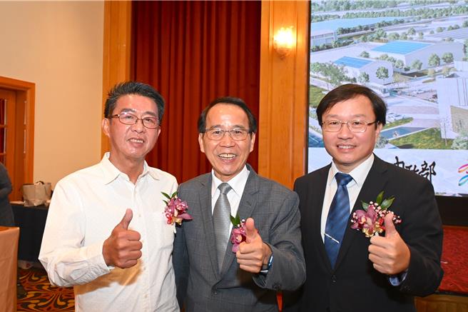 民眾黨宣布支持黃珊珊競選立法院長，民進黨立委許智傑（左）31日在出席高雄市楠梓再生水廠簽約典禮的會後表示，民眾黨此舉等於保送前高雄市長韓國瑜當選立法院長，他對此感到失望。右起為高雄市水利局長蔡長展、高雄市副市長林欽榮。（林瑞益攝）