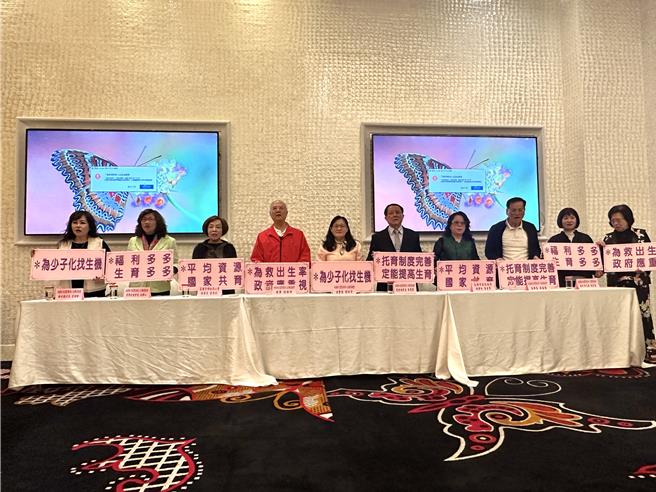 31日全国幼儿暨教保教保人员率领各县市的幼教、家长团体召开「幼儿就学补助要军权」记者会。（杨舒婷摄）