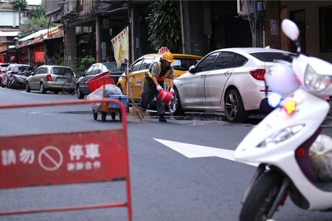 北市兰州街去年11月16日案发现场，路旁一部进口高级房车被泼及，车身上有不少血迹，地面上则散落救护人员现场急救后所遗留的耗材；警方採证完毕后，清洁队员立刻清扫现场。（资料照）