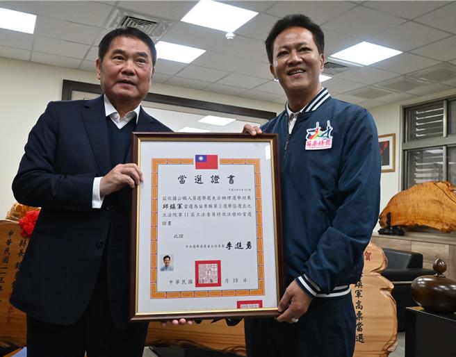 苗栗市長邱鎮軍轉換跑道成功，縣長鍾東錦日前頒贈立委當選證書並給予祝福。（李京昇攝）