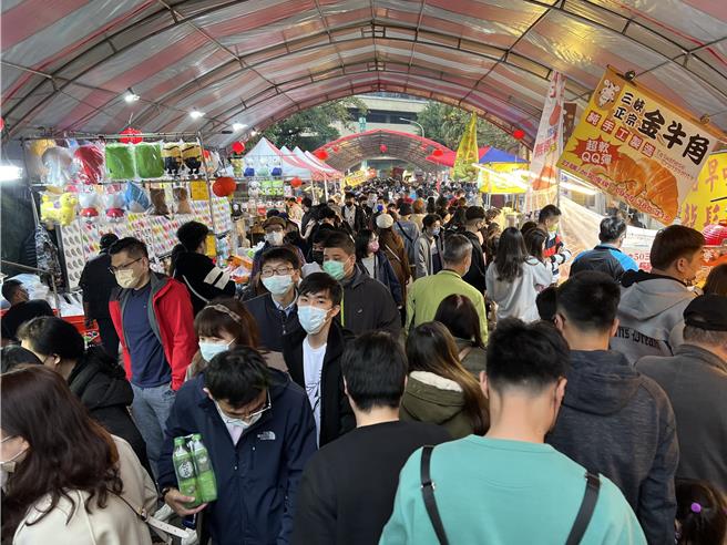 新竹市去年睽违已久在旧城区举办年货大街，吸引大批人潮前来逛街，感受年节氛围。（新竹市政府提供／王惠慧新竹传真）