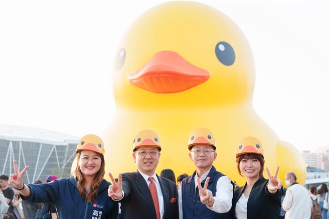 日本熊本市市长大西一史30日率团到访高雄，高市府热情接待宾客，带访团成员前往爱河湾一探黄色小鸭风采。（高市府行国处提供／洪浩轩高雄传真）