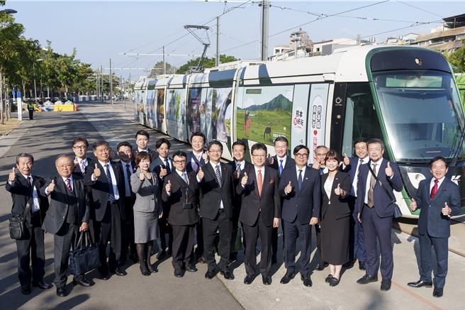 日本熊本市市长大西一史30日率团到访高雄，高市府热情接待宾客，高雄市长陈其迈特地陪同访团搭乘首度亮相的「熊本熊轻轨专车」，体验轻轨成圆最新路段。（高市府行国处提供／洪浩轩高雄传真）