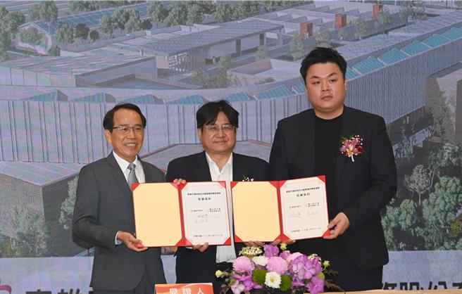 高雄市副市长林钦荣（左）、高山林水务股份有限公司董事长郭济安（右）31日上午完成楠梓再生水厂兴建移转营运案签约，预计于2028年底开始供应再生水。（林瑞益摄）