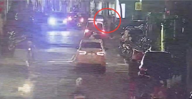 2024年1月31日新北市／28日晚上18時許員警巡邏行經學成路40巷口，看到一對夫妻抱著幼童不停揮舞雙手急奔巡邏車，員警上前詢問，女子焦急表示兒子患有癲癇，突然病情復發。（新北市土城警分局提供／劉瑋晴新北傳真）