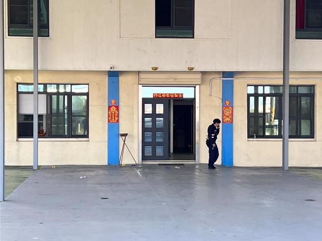 雲林縣虎尾鎮1間汽車保養廠旁倉庫，31日上午8時許傳出4聲槍響，警方到場逮捕3名犯嫌，初步了解疑是金錢糾紛，持續追查涉案人員釐清案情。（民眾提供／張朝欣雲林傳真）