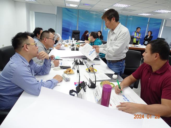 各組分別就權責進行討論及發佈處置作為，現場討論熱烈（圖片來源：海洋保育署提供）