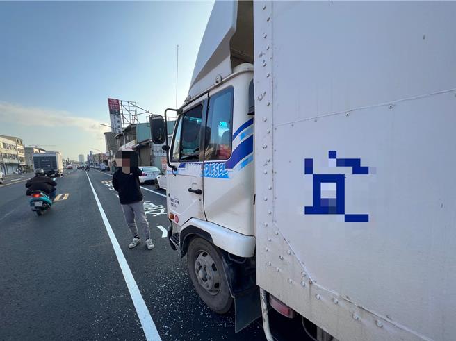 高雄市鸟松区中正路与神农路于1月30日下午4时许发生一件行车纠纷，一名驾驶人把小货车的玻璃（见图）砸破后离去。（翻摄照片／林瑞益高雄传真）
