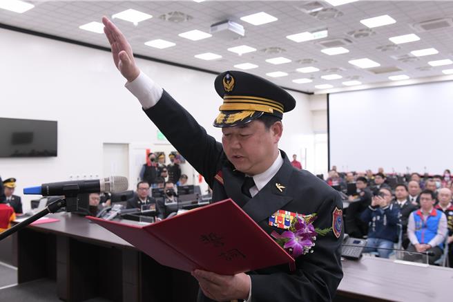 花蓮縣消防局副局長吳兆遠自去年1月起代理局長一職，期間肩負許多重要責任，表現深獲肯定，真除升任局長，今宣誓就職。（花蓮縣消防局提供／羅亦晽花蓮傳真）