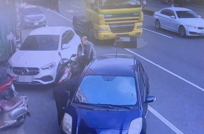彰化县彰化市彰南路日前发生1起离奇的死亡车祸，54岁的曳引车尹姓驾驶，开车行驶在彰南路往彰化方向，疑似视线死角未注意到骑乘普重型机车的58岁林男，在绿灯起步后推撞林男，并将其卷入车底当场惨死。（民眾提供／吴建辉彰化传真）