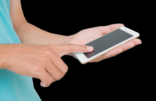 常在黑暗中滑手機，易使眼壓上升，增加罹患青光眼的危機。（示意圖，Shutterstock／達志）