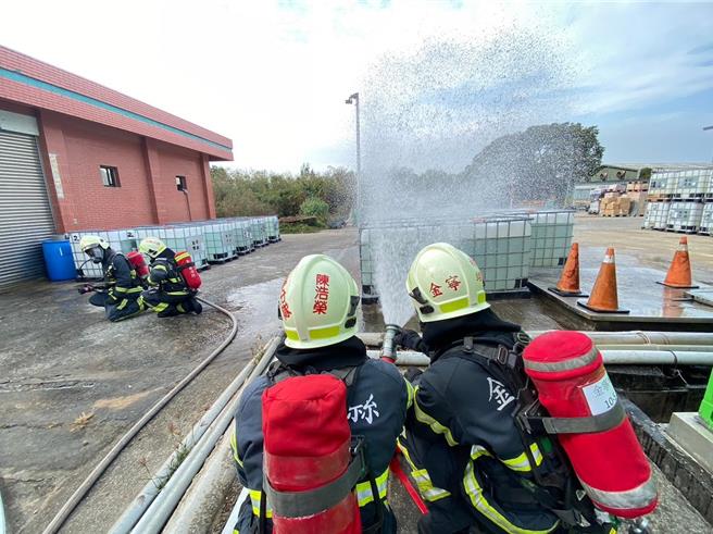 金门县消防局昨日于金酒废水处理厂举行抢救演练，动员各式救灾车辆7车、职义消19人，并结合金酒公司自卫消防编组人员共同参演。(图／金门县消防局提供)